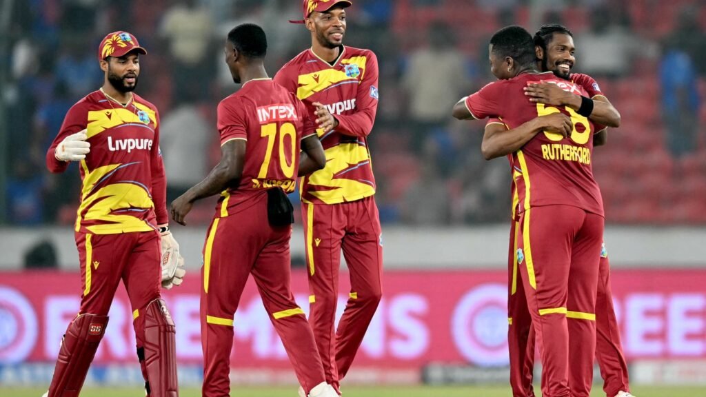 हैदराबाद में भारत के खिलाफ चौथे टी20 मुकाबले में जीत के बाद जश्न मनाते वेस्टइंडीज के कप्तान शाई होप और साथी खिलाड़ी