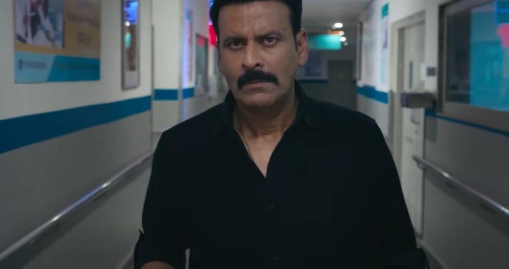 Netflix की फिल्म 'गजब रात' के एक दृश्य में काली शर्ट पहने अस्पताल के गलियारे में चलते मनोज बाजपेयी