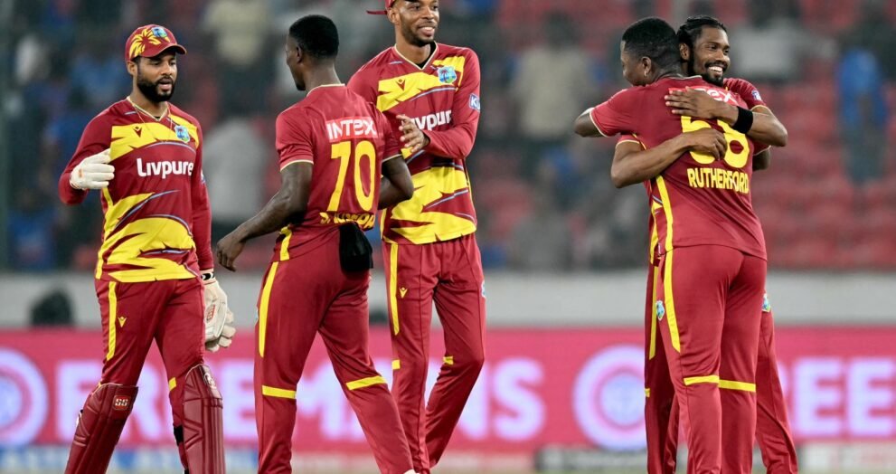 हैदराबाद में भारत के खिलाफ चौथे टी20 मुकाबले में जीत के बाद जश्न मनाते वेस्टइंडीज के कप्तान शाई होप और साथी खिलाड़ी