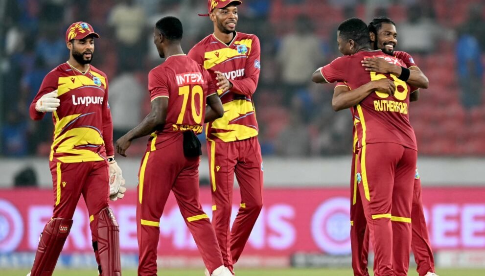 हैदराबाद में भारत के खिलाफ चौथे टी20 मुकाबले में जीत के बाद जश्न मनाते वेस्टइंडीज के कप्तान शाई होप और साथी खिलाड़ी