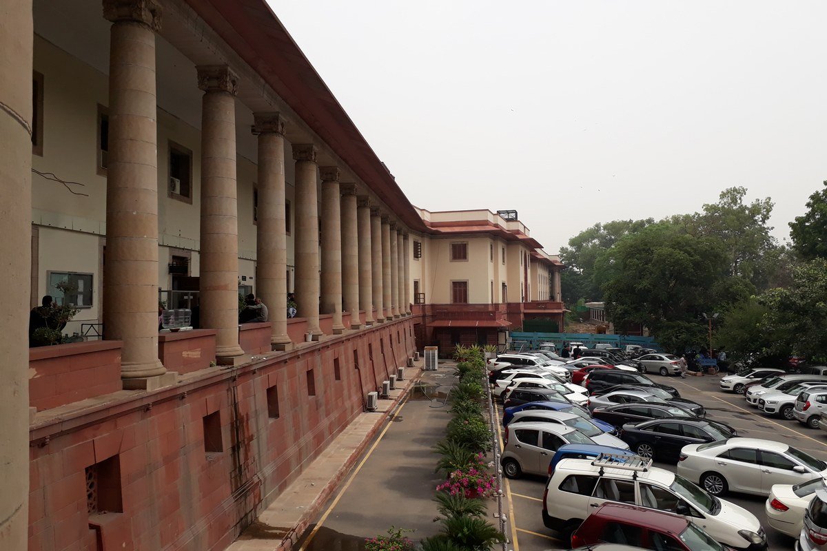 दिल्ली में अदालत परिसर से जुड़ा दृश्य