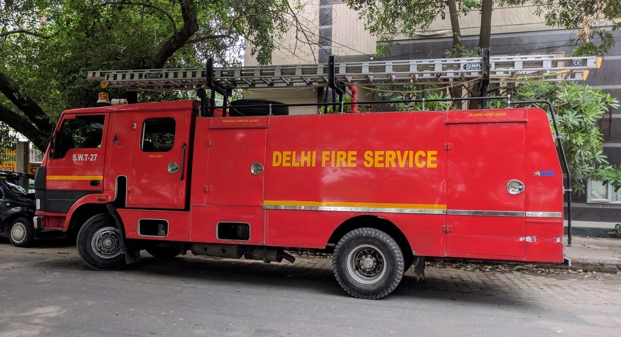 दिल्ली फायर सर्विस की लाल रंग की दमकल गाड़ी, फाइल फोटो