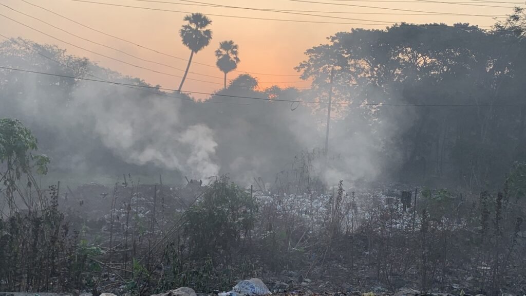 कूड़े के ढेर में लगी आग, सांकेतिक तस्वीर