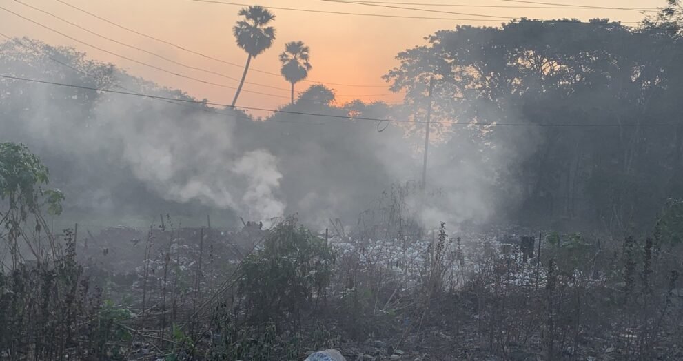 कूड़े के ढेर में लगी आग, सांकेतिक तस्वीर