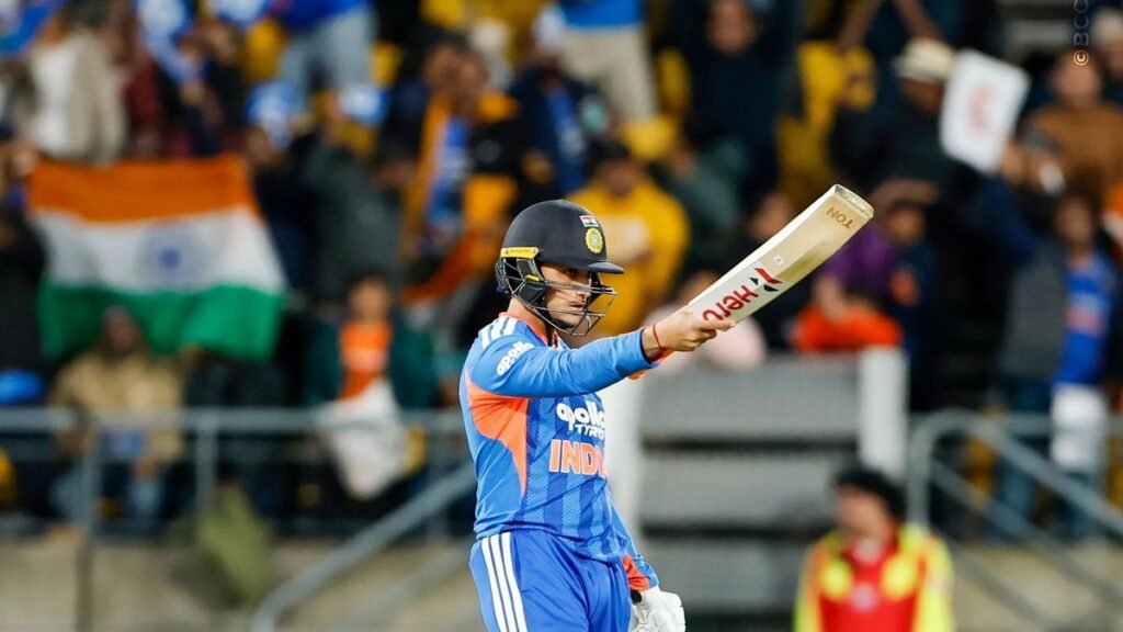 अभिषेक शर्मा वेलिंग्टन में भारत बनाम न्यूज़ीलैंड तीसरे T20I में अर्धशतक पूरा करने के बाद बल्ला उठाकर दर्शकों का अभिवादन करते हुए