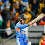 अभिषेक शर्मा वेलिंग्टन में भारत बनाम न्यूज़ीलैंड तीसरे T20I में अर्धशतक पूरा करने के बाद बल्ला उठाकर दर्शकों का अभिवादन करते हुए