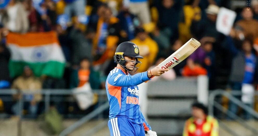 अभिषेक शर्मा वेलिंग्टन में भारत बनाम न्यूज़ीलैंड तीसरे T20I में अर्धशतक पूरा करने के बाद बल्ला उठाकर दर्शकों का अभिवादन करते हुए