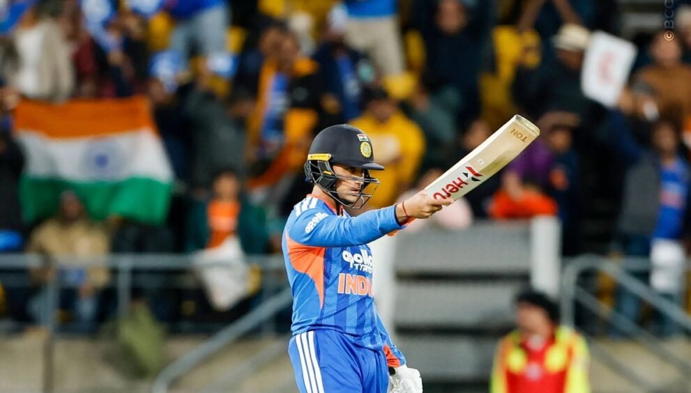 अभिषेक शर्मा वेलिंग्टन में भारत बनाम न्यूज़ीलैंड तीसरे T20I में अर्धशतक पूरा करने के बाद बल्ला उठाकर दर्शकों का अभिवादन करते हुए