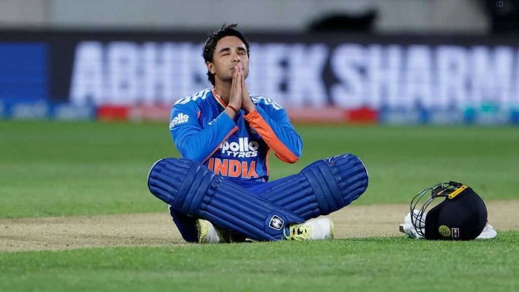 अभिषेक शर्मा शतक के बाद वेलिंग्टन के मैदान पर हाथ जोड़कर पालथी मारकर बैठे हुए