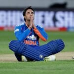 अभिषेक शर्मा शतक के बाद वेलिंग्टन के मैदान पर हाथ जोड़कर पालथी मारकर बैठे हुए