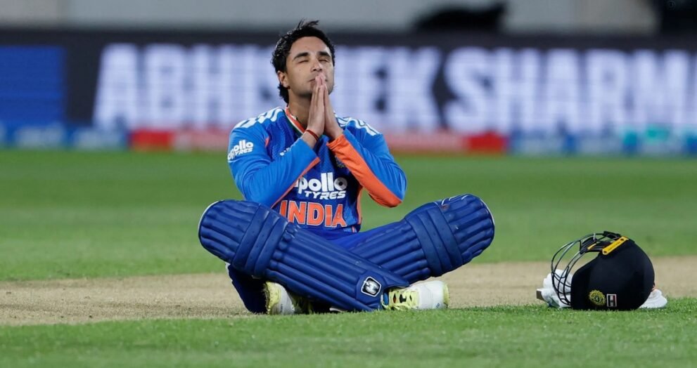 अभिषेक शर्मा शतक के बाद वेलिंग्टन के मैदान पर हाथ जोड़कर पालथी मारकर बैठे हुए