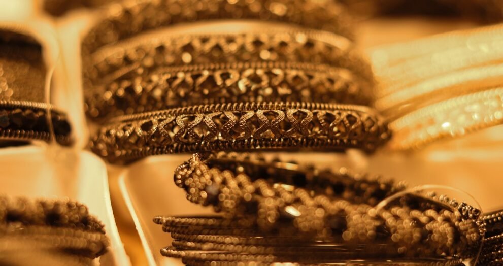 Gold Silver Rate Today: ज्वेलरी शोरूम में सजे सोने के कंगन