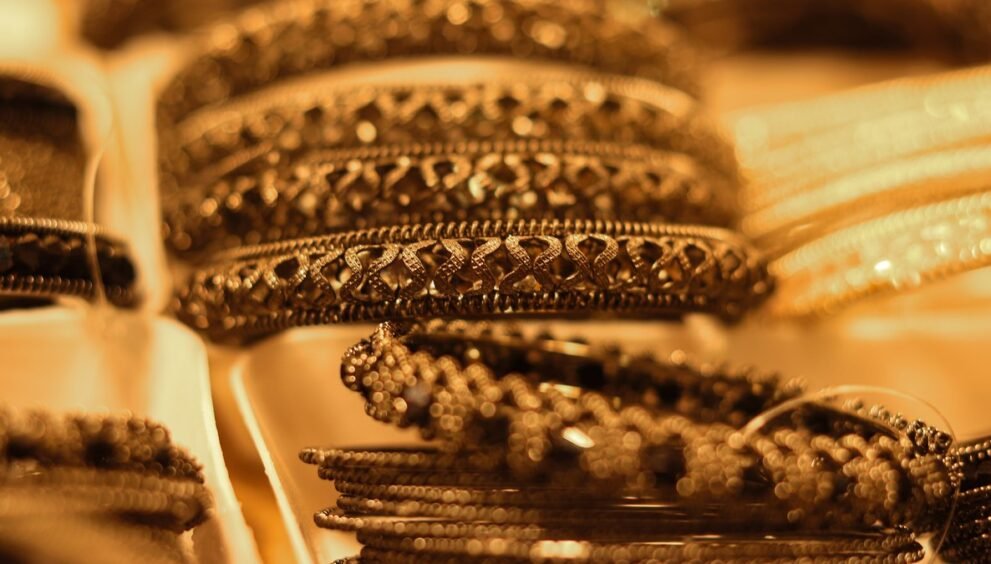 Gold Silver Rate Today: ज्वेलरी शोरूम में सजे सोने के कंगन