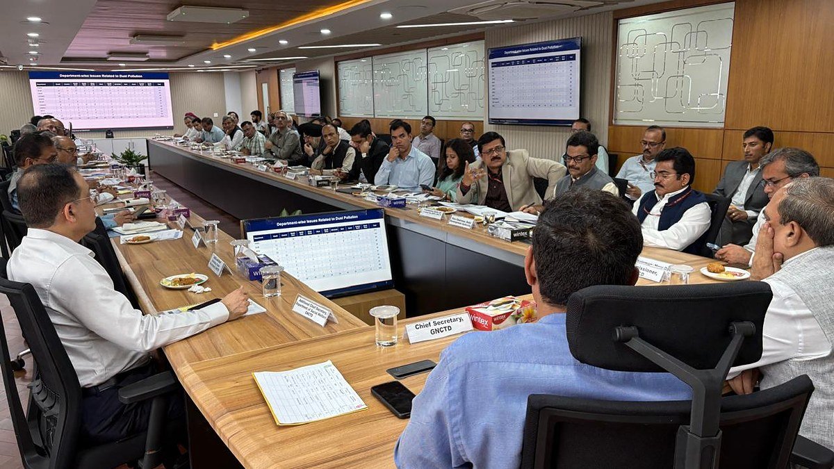 वायु गुणवत्ता प्रबंधन आयोग की समीक्षा बैठक में मौजूद दिल्ली सरकार की एजेंसियों के अधिकारी