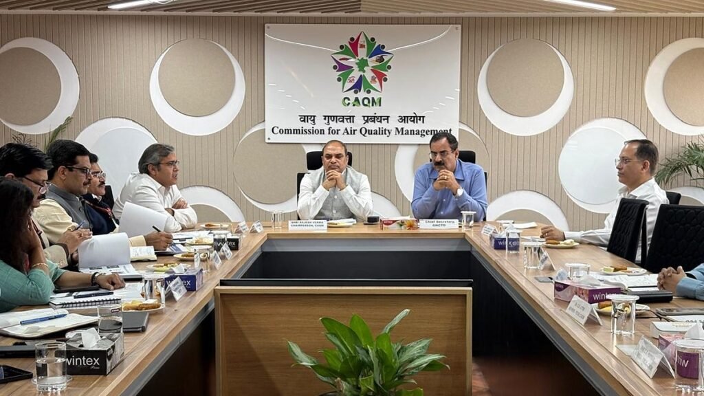 वायु गुणवत्ता प्रबंधन आयोग की बैठक में CAQM के अध्यक्ष राजेश वर्मा और दिल्ली के मुख्य सचिव