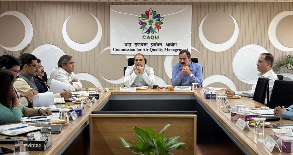 वायु गुणवत्ता प्रबंधन आयोग की बैठक में CAQM के अध्यक्ष राजेश वर्मा और दिल्ली के मुख्य सचिव