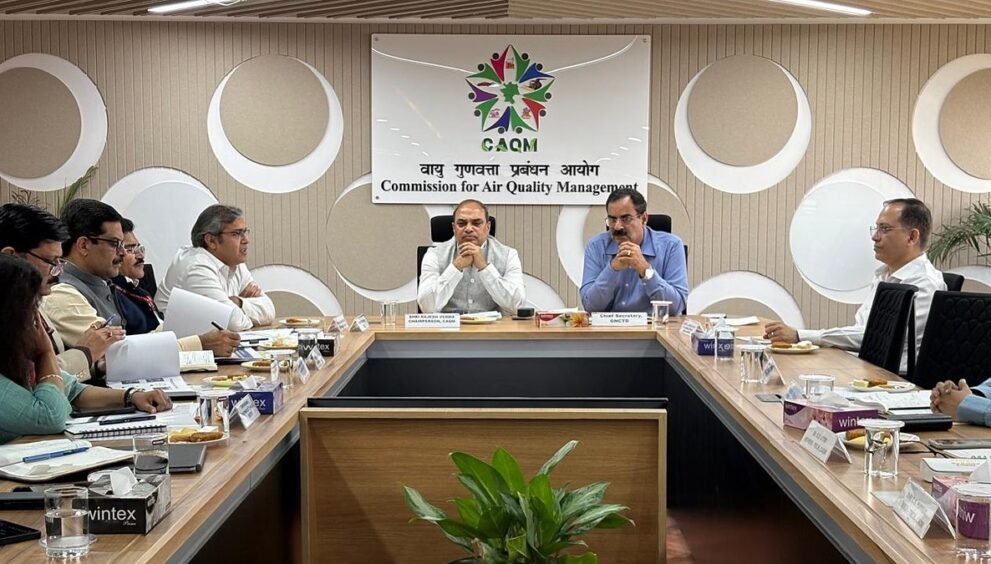 वायु गुणवत्ता प्रबंधन आयोग की बैठक में CAQM के अध्यक्ष राजेश वर्मा और दिल्ली के मुख्य सचिव