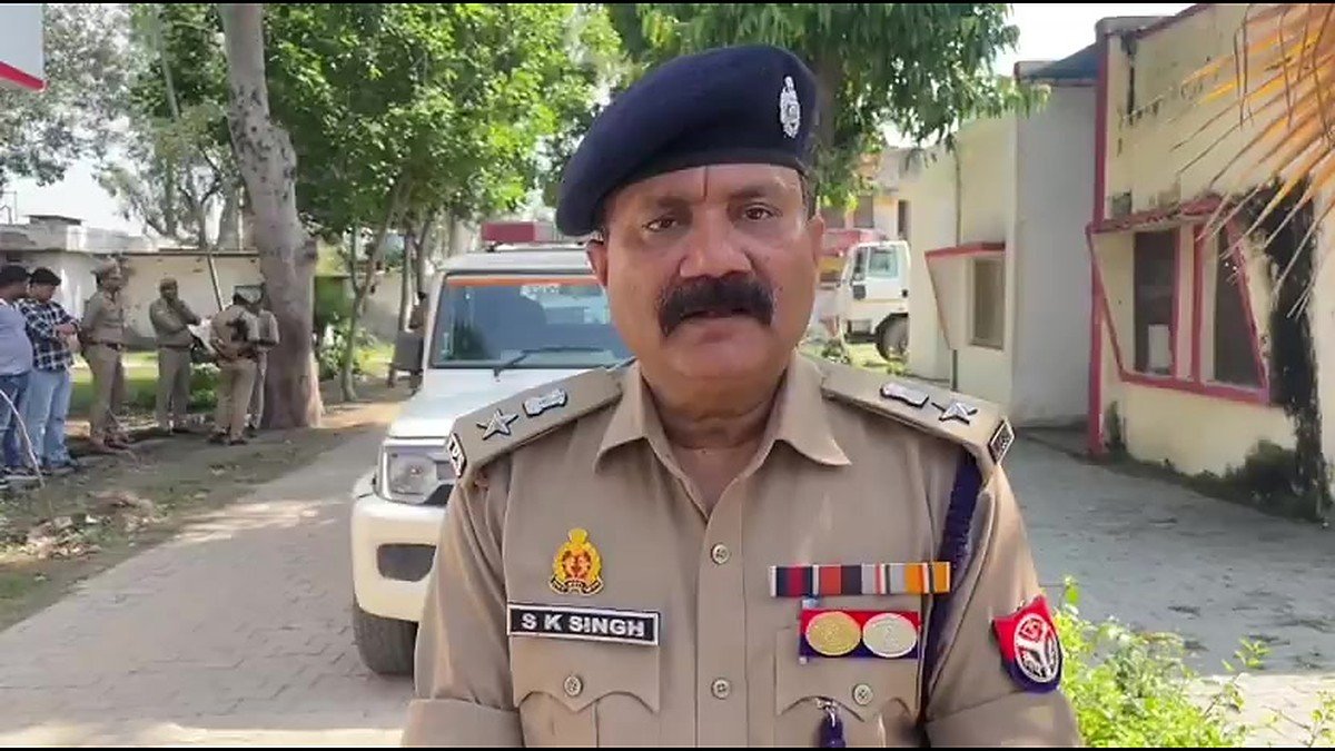 रबूपुरा में एक ही परिवार के पांच लोगों की मौत पर जानकारी देते ग्रेटर नोएडा के डीसीपी श्रवण कुमार सिंह