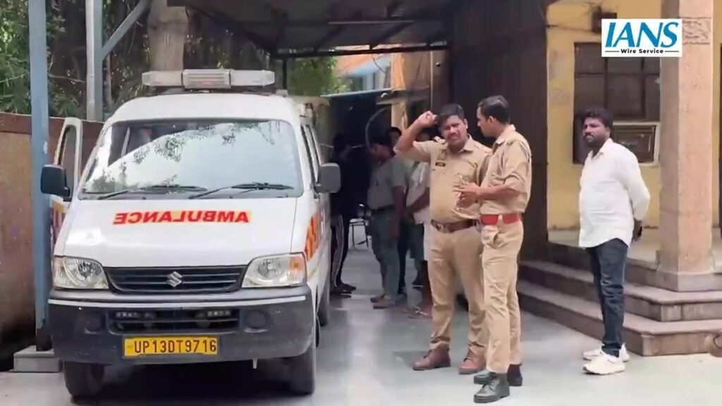 नोएडा के सेक्टर 94 पोस्टमार्टम हाउस पर खड़ी एंबुलेंस और मौजूद पुलिसकर्मी