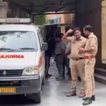 नोएडा के सेक्टर 94 पोस्टमार्टम हाउस पर खड़ी एंबुलेंस और मौजूद पुलिसकर्मी