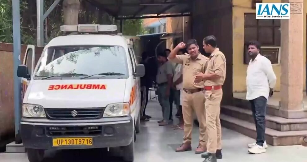 नोएडा के सेक्टर 94 पोस्टमार्टम हाउस पर खड़ी एंबुलेंस और मौजूद पुलिसकर्मी