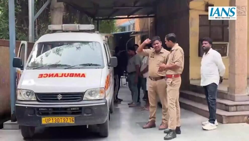 नोएडा के सेक्टर 94 पोस्टमार्टम हाउस पर खड़ी एंबुलेंस और मौजूद पुलिसकर्मी