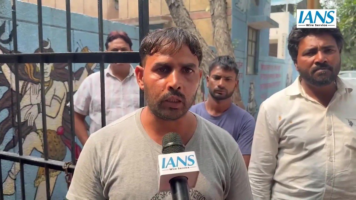 नोएडा के सेक्टर 94 पोस्टमार्टम हाउस के बाहर मीडिया से बात करते मृतका ललिता के परिजन सोनू