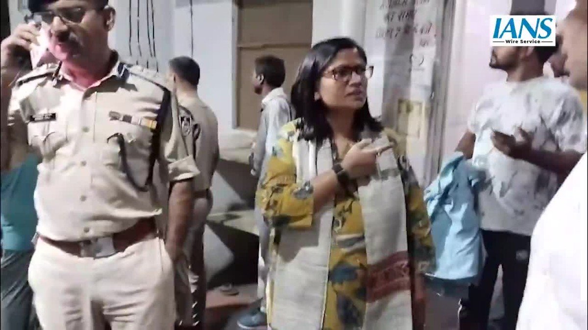 ग्वालियर के जेएएच ट्रॉमा सेंटर में हादसे के बाद मौजूद पुलिस-प्रशासन के अधिकारी