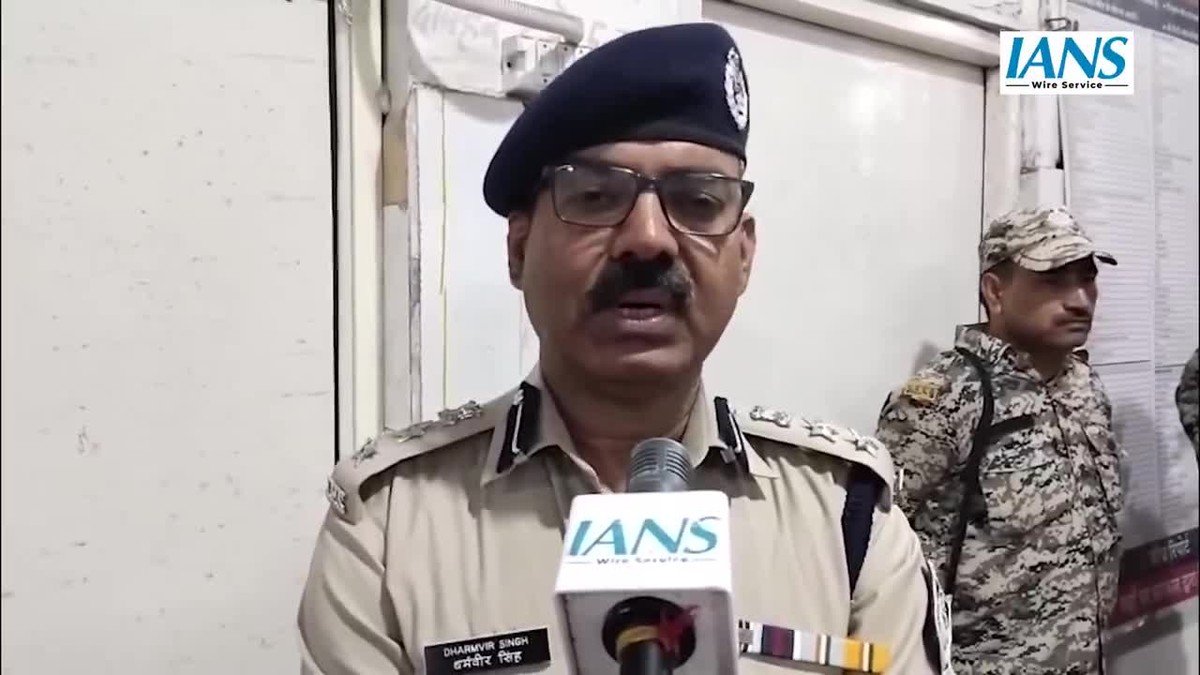 ग्वालियर ट्रक हादसे की जानकारी देते एसएसपी धर्मवीर सिंह यादव