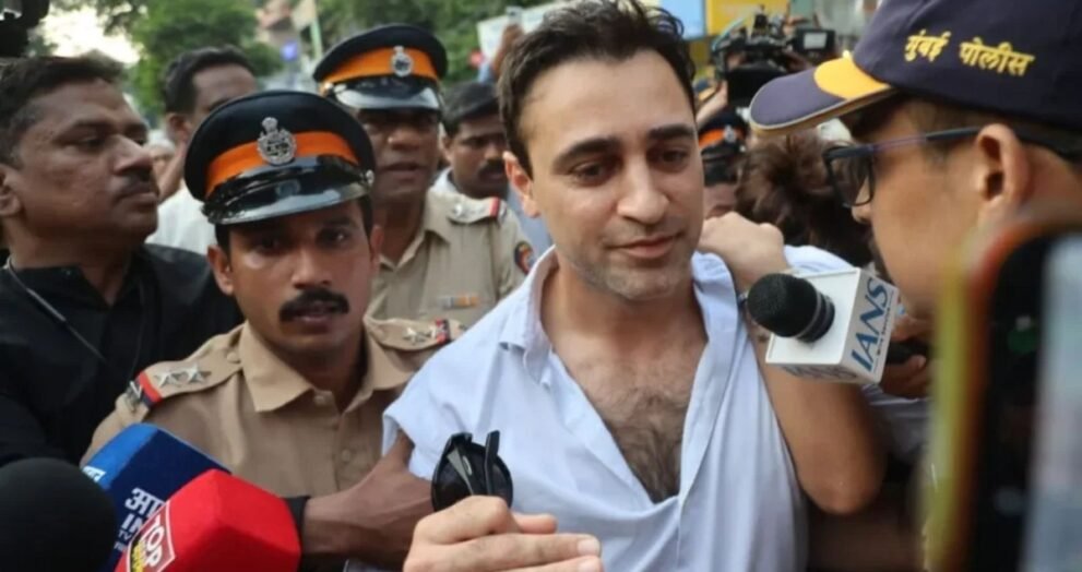 मीडिया के बीच मुंबई पुलिस के साथ अभिनेता इमरान खान