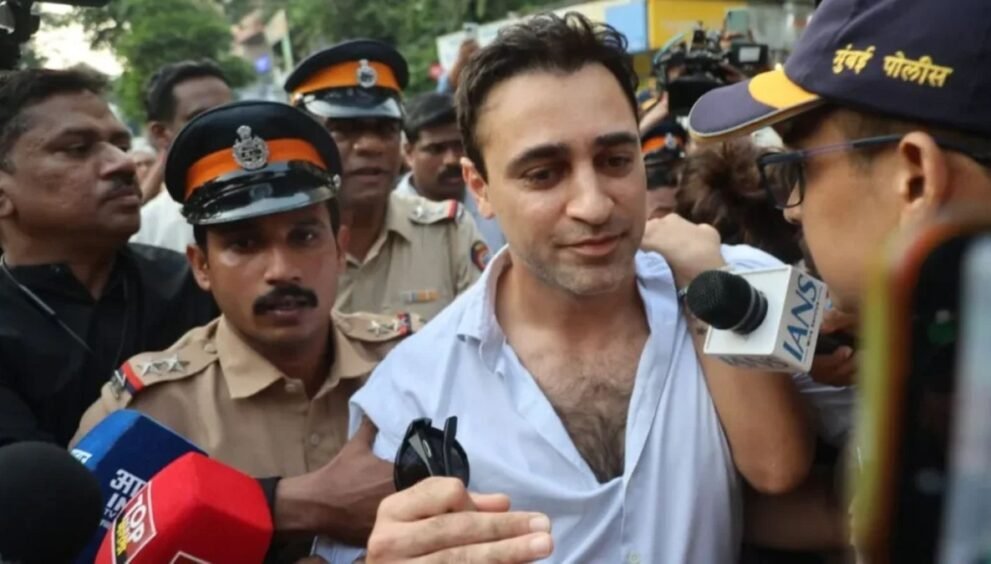 मीडिया के बीच मुंबई पुलिस के साथ अभिनेता इमरान खान