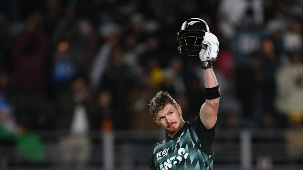 IND vs NZ 4th T20I: ऑकलैंड के ईडन पार्क में शतक के बाद हेलमेट उठाकर जश्न मनाते न्यूजीलैंड के ग्लेन फिलिप्स