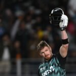 IND vs NZ 4th T20I: ऑकलैंड के ईडन पार्क में शतक के बाद हेलमेट उठाकर जश्न मनाते न्यूजीलैंड के ग्लेन फिलिप्स