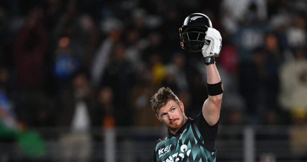 IND vs NZ 4th T20I: ऑकलैंड के ईडन पार्क में शतक के बाद हेलमेट उठाकर जश्न मनाते न्यूजीलैंड के ग्लेन फिलिप्स