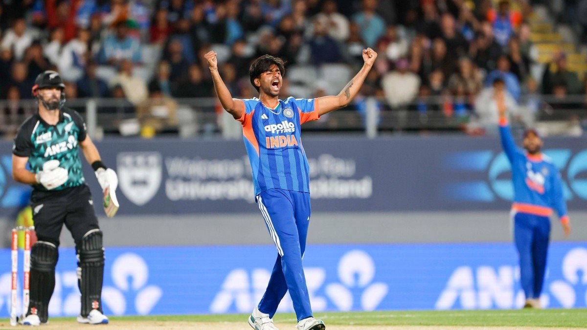 IND vs NZ 4th T20I: ईडन पार्क में विकेट लेने के बाद जश्न मनाते भारतीय तेज गेंदबाज मयंक यादव