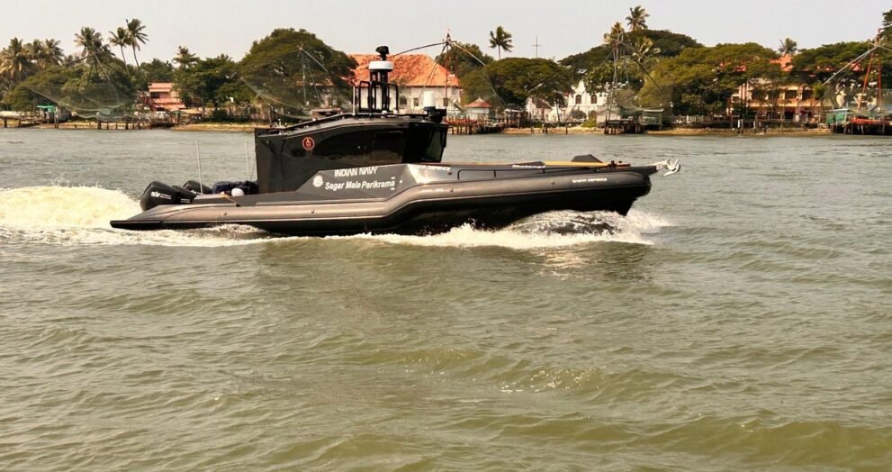Sagar Defence ka Matangi autonomous surface vessel (drone boat), Kochi ke paas