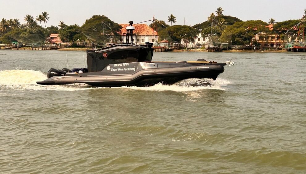 Sagar Defence ka Matangi autonomous surface vessel (drone boat), Kochi ke paas