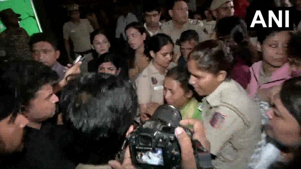 इंडिया गेट पर अंकिता भंडारी के माता-पिता के धरना स्थल पर दिल्ली पुलिस