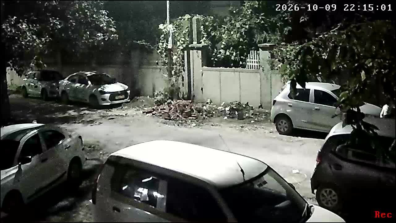 ग्रेटर नोएडा बीटा-1 में CCTV में कैद कूड़ा फेंकता व्यक्ति