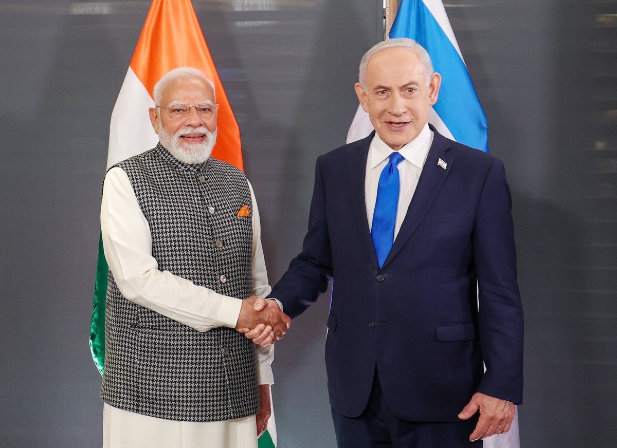 फरवरी 2026 में इजराइल यात्रा के दौरान प्रधानमंत्री नरेंद्र मोदी और बेंजामिन नेतन्याहू हाथ मिलाते हुए