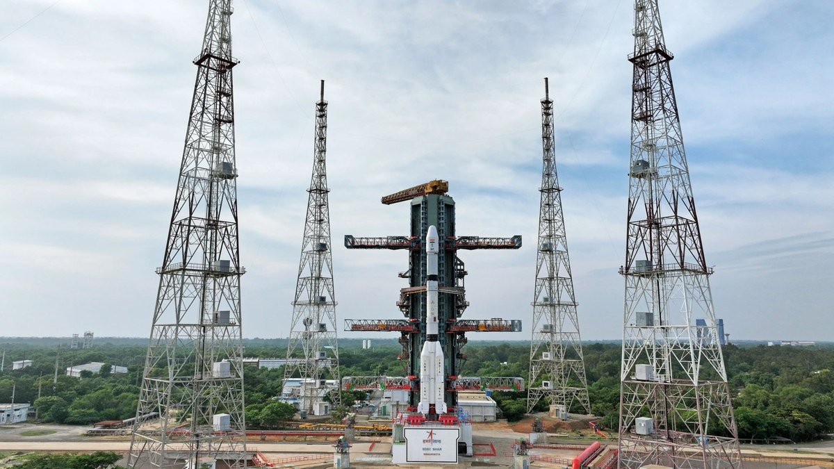 श्रीहरिकोटा के दूसरे लॉन्च पैड पर लाइटनिंग टावरों के बीच खड़ा GSLV-F18 रॉकेट