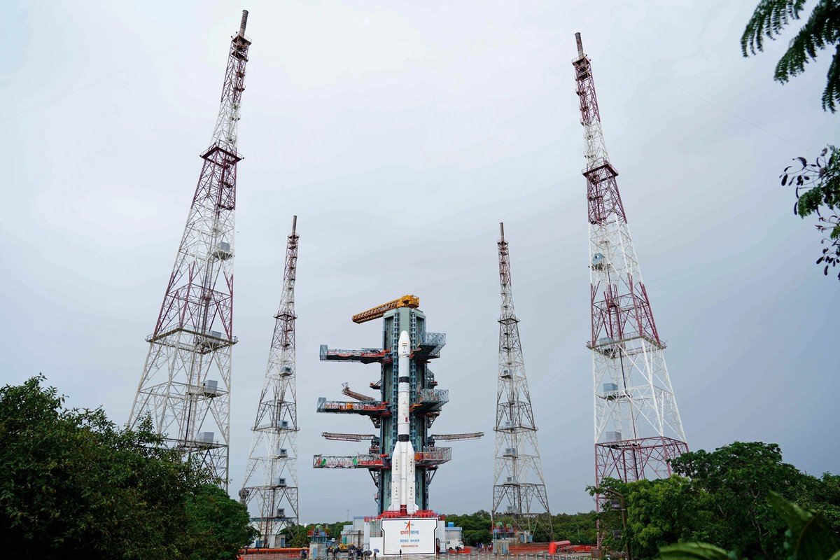 श्रीहरिकोटा में सतीश धवन स्पेस सेंटर के दूसरे लॉन्च पैड पर GSLV-F18 रॉकेट और लाइटनिंग टावर