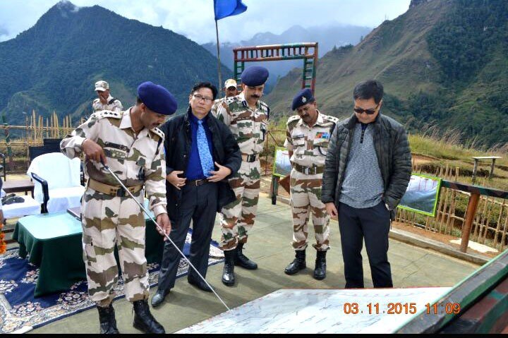 अरुणाचल प्रदेश के पश्चिम सियांग जिले में भारत-चीन सीमा पर ITBP की चौकी पर नक्शे के जरिए जानकारी देते अधिकारी