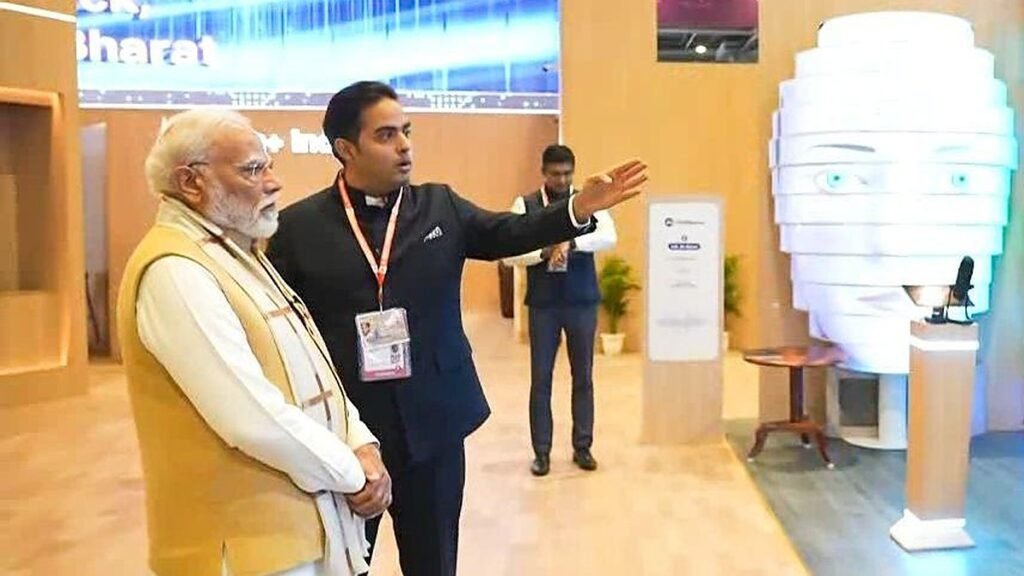 जियो AI पवेलियन में प्रधानमंत्री नरेंद्र मोदी को कंपनी की तकनीक के बारे में बताते आकाश अंबानी