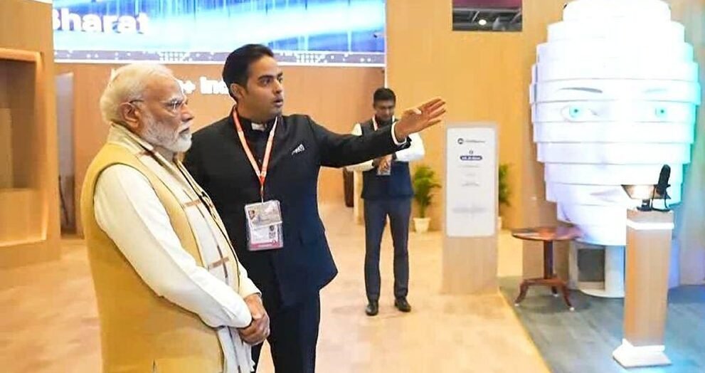 जियो AI पवेलियन में प्रधानमंत्री नरेंद्र मोदी को कंपनी की तकनीक के बारे में बताते आकाश अंबानी