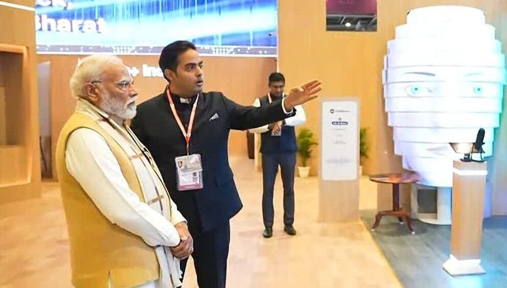 जियो AI पवेलियन में प्रधानमंत्री नरेंद्र मोदी को कंपनी की तकनीक के बारे में बताते आकाश अंबानी