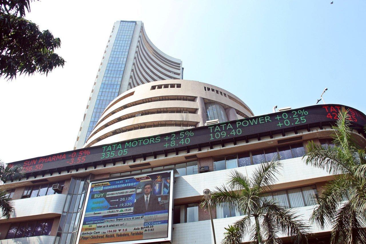 मुंबई के दलाल स्ट्रीट पर बॉम्बे स्टॉक एक्सचेंज (BSE) की ऊंची इमारत