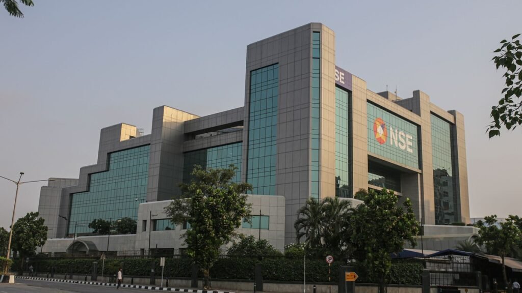 मुंबई के बांद्रा-कुर्ला कॉम्प्लेक्स में नेशनल स्टॉक एक्सचेंज (NSE) की कांच वाली इमारत