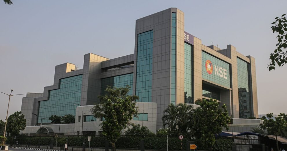 मुंबई के बांद्रा-कुर्ला कॉम्प्लेक्स में नेशनल स्टॉक एक्सचेंज (NSE) की कांच वाली इमारत