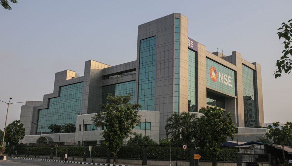मुंबई के बांद्रा-कुर्ला कॉम्प्लेक्स में नेशनल स्टॉक एक्सचेंज (NSE) की कांच वाली इमारत